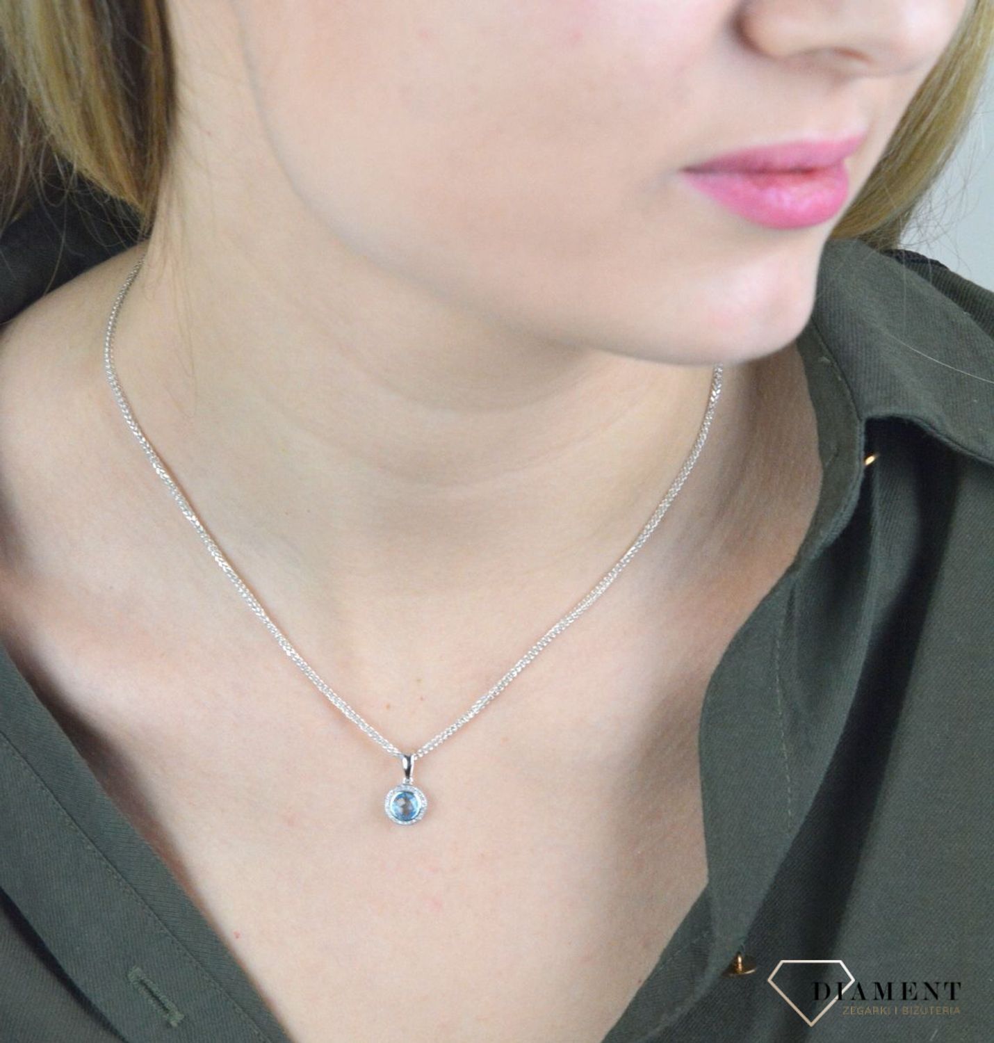 Zawieszka damska białe złoto DIAMENT, topaz 0660027074 HSI. Całość utworzy kompozycję cechującą się klasyczną elegancją i subtelnym pięknem. Wisiorek doda noszącej go kobiecie wdzięku i blasku.jpg